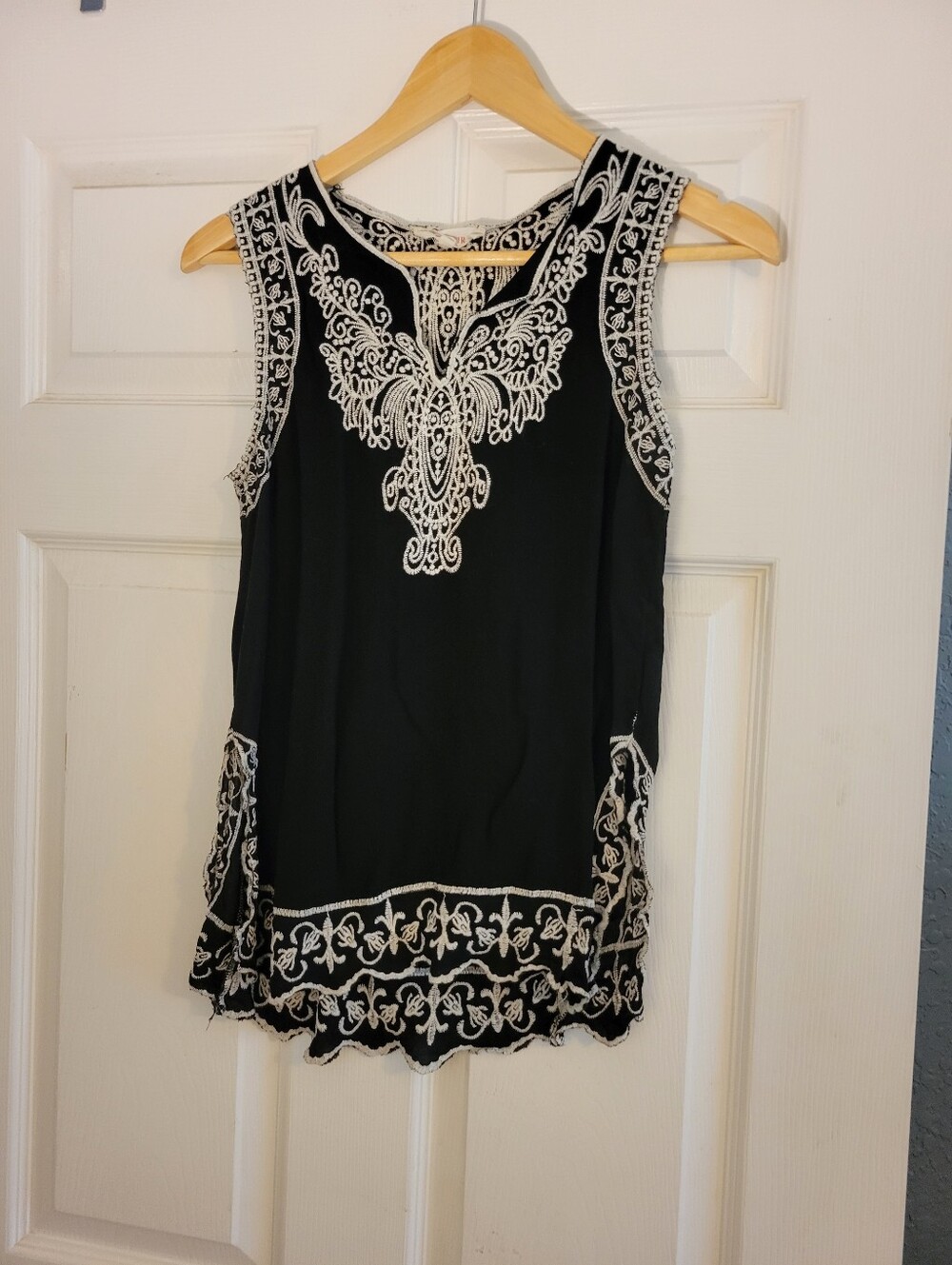 Solitaire Black with White Embroidery Tank Top Women's Size Small/Medium